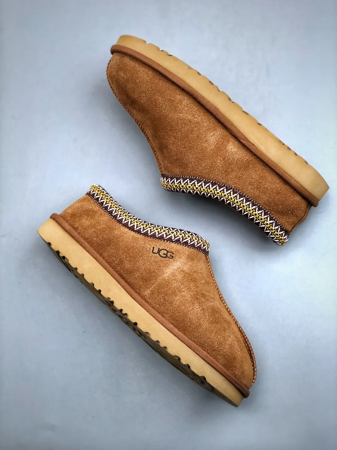 Local self-pickup💰540 supports store placement. The top version on the market. UGG Tazz. Ethnic thin-soled men's and women's models. Xiaohongshu's hot model. Produced by a major foreign trade factory in Guangzhou. Real sheep fur from toe to insole. Independent outer box packaging. Chip. Waterproof process. Different from any version on the market. 5cm thick sole, independently developed original outsole, cashmere insole, keeping warm in winter, suitable for home use. In the new year, uug launched a style series, which is partially geared towards the preferences of young consumers. It has also moved to the forefront of fashion trends. Shoe body material, water-repellent coated suede upper, 17 mm UGGPURE™ implanted wool insole, lightweight non-slip and comfortable rubber outsole, with brand LOGO and trademark, with full package Size: 35 36 37 38 39 40 41 42 43 44 45